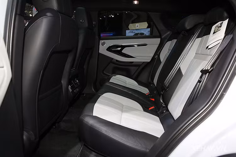 Theo công bố, khoang cabin của Evoque 2019 đã được nới rộng nhờ chiều dài cơ sở tăng đáng kể so với người tiền nhiệm. Cụ thể, khoảng duỗi chân của hành khách tăng 20mm... Khoang hành lý cũng rộng hơn khoảng 10%, đạt 591 lít và con số này tăng lên 1.383 lít khi gập hàng ghế thứ hai.