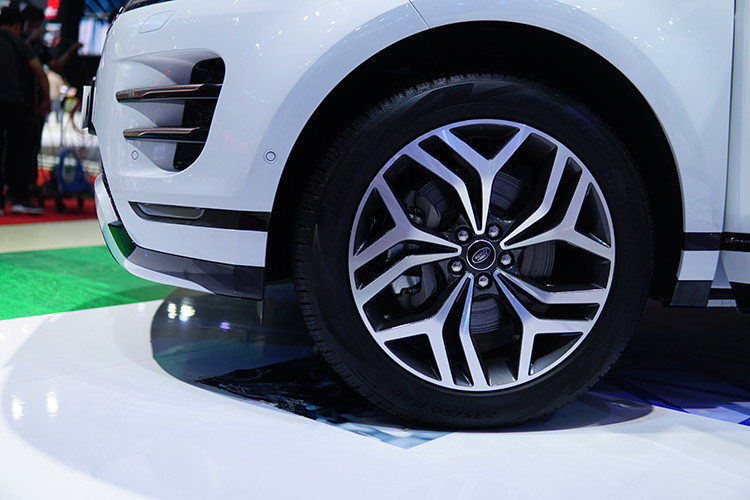 Vòng ra phía sau, thiết kế tương đồng giữa Evoque 2019 và Velar tiếp tục được thể hiện ở chi tiết đèn hậu dạng mỏng và phần đuôi xe ngắn hơn một chút mang đến cảm giác hiện đại và mạch lạc hơn. Bộ vành hợp kim 21 inch của xe với thiết kế cách điệu dạng 5 châu đẹp mắt.