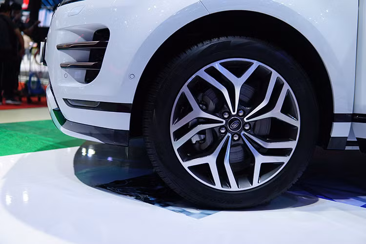 Vòng ra phía sau, thiết kế tương đồng giữa Evoque 2019 và Velar tiếp tục được thể hiện ở chi tiết đèn hậu dạng mỏng và phần đuôi xe ngắn hơn một chút mang đến cảm giác hiện đại và mạch lạc hơn. Bộ vành hợp kim 21 inch của xe với thiết kế cách điệu dạng 5 châu đẹp mắt.