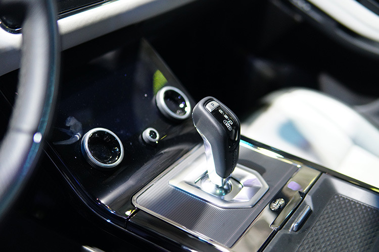 Range Rover Evoque 2019 có khả năng off-road ưu việt khi được trang bị một loạt các tính năng như Active Driveline/Driveline Disconnect thế hệ thứ hai, giúp cải thiện khả năng tiết kiệm nhiên liệu, giảm khí thải và tăng khả năng off-road của xe. Ngoài ra, trên Evoque mới còn có hệ thống kiểm soát địa hình Terrain Response 2 sẽ tự động phát hiện bề mặt địa hình để điều chỉnh chế độ cài đặt của xe cho phù hợp.