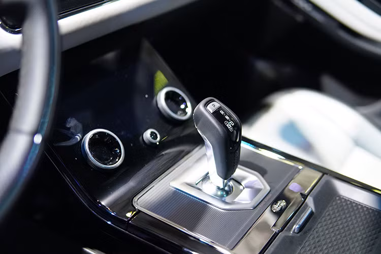 Range Rover Evoque 2019 có khả năng off-road ưu việt khi được trang bị một loạt các tính năng như Active Driveline/Driveline Disconnect thế hệ thứ hai, giúp cải thiện khả năng tiết kiệm nhiên liệu, giảm khí thải và tăng khả năng off-road của xe. Ngoài ra, trên Evoque mới còn có hệ thống kiểm soát địa hình Terrain Response 2 sẽ tự động phát hiện bề mặt địa hình để điều chỉnh chế độ cài đặt của xe cho phù hợp.