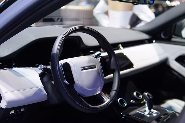 Thay đổi lớn nhất trên Evoque 2019 chính là ở khoang nội thất. Gần như Land Rover đã "bê" nguyên cabin lái của Velar sang Evoque mới. Vô-lăng sáng màu được thiết kế mới với hai cụm nút cảm ứng sơn đen ở 2 bên. Phần màn hình giải trí cũ được thay bằng màn hình lớn hơn bố trí chìm vào bên trong. Ngay bên dưới là một màn hình cảm ứng khác để điều khiển các chức năng của xe.