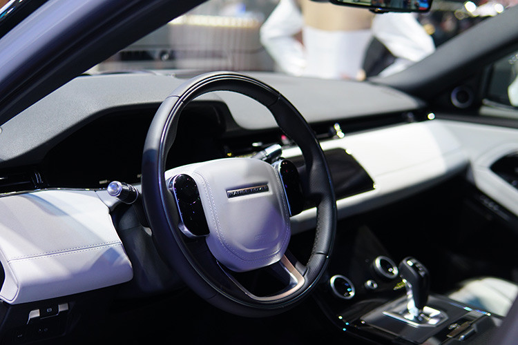 Thay đổi lớn nhất trên Evoque 2019 chính là ở khoang nội thất. Gần như Land Rover đã "bê" nguyên cabin lái của Velar sang Evoque mới. Vô-lăng sáng màu được thiết kế mới với hai cụm nút cảm ứng sơn đen ở 2 bên. Phần màn hình giải trí cũ được thay bằng màn hình lớn hơn bố trí chìm vào bên trong. Ngay bên dưới là một màn hình cảm ứng khác để điều khiển các chức năng của xe.