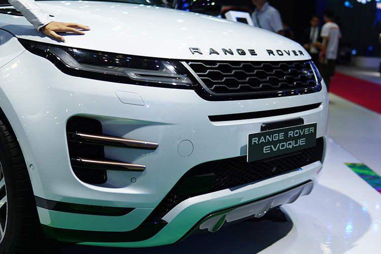 Về vóc dáng tổng thể, mẫu xe SUV Range Rover Evoque 2019 không có nhiều khác biệt so với "người tiền nhiệm" nhưng các đường nét thiết kế đã thay đổi rất nhiều và gần như được lấy nguyên mẫu từ người anh em Velar. Ở góc nhìn trực diện, Evoque vẫn mang lưới tản nhiệt sơn đen kích thước không quá lớn nhưng phần hốc hút gió được tinh chỉnh lại giúp chiếc xe trông mạnh mẽ hơn.