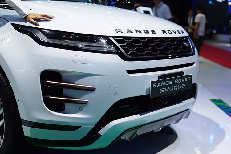 Về vóc dáng tổng thể, mẫu xe SUV Range Rover Evoque 2019 không có nhiều khác biệt so với "người tiền nhiệm" nhưng các đường nét thiết kế đã thay đổi rất nhiều và gần như được lấy nguyên mẫu từ người anh em Velar. Ở góc nhìn trực diện, Evoque vẫn mang lưới tản nhiệt sơn đen kích thước không quá lớn nhưng phần hốc hút gió được tinh chỉnh lại giúp chiếc xe trông mạnh mẽ hơn.