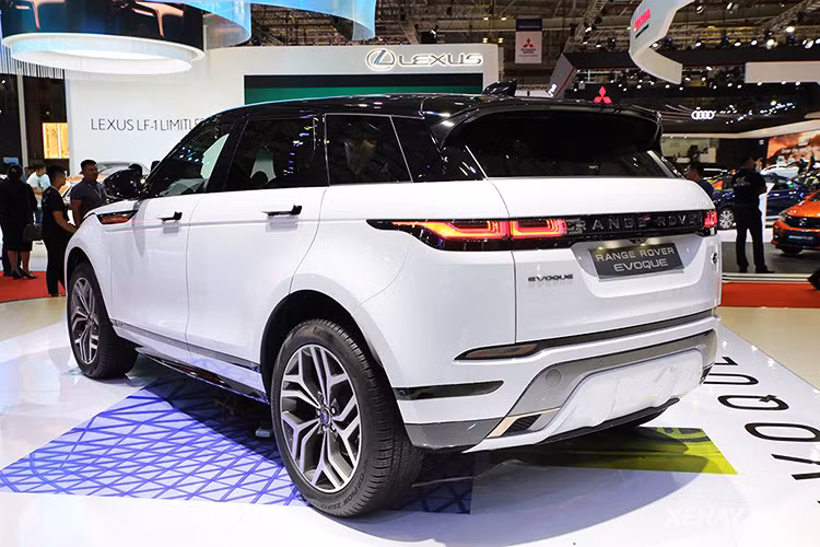 So với phiên bản hiện hành, giá xe Range Rover Evoque 2019 thế hệ mới chính hãng tại thị trường Việt Nam sẽ cao hơn đôi chút và ở mức từ 3,53 tỷ cho đến 3,97 tỷ đồng cho 3 phiên bản tương ứng bao gồm R-Dynamic SE; R-Dynamic HSE và First Edition.