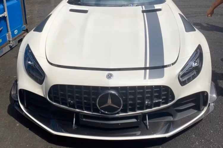 Mercedes-AMG GT R Pro hon 12 ty cua Minh Nhua da ve Viet Nam