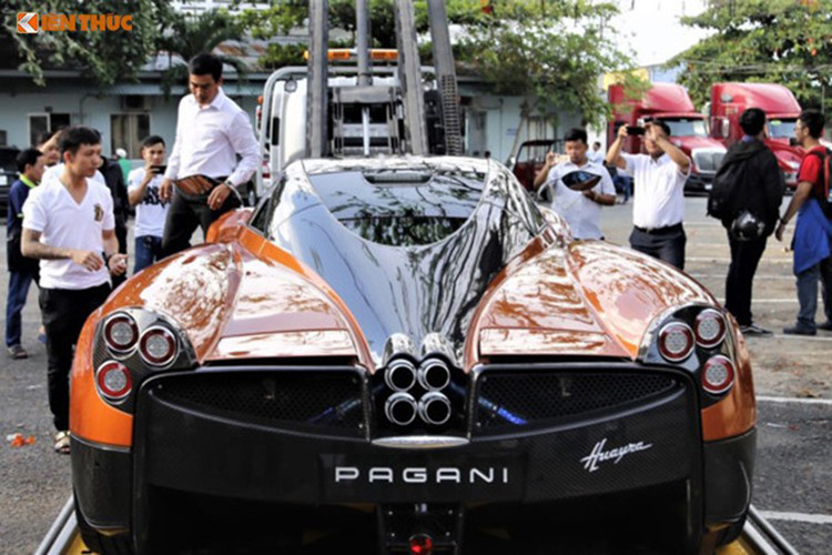 Sự thay đổi về diện mạo của Pagani Huayra độ Paccheto Tempesta bao gồm cản trước và cản sau có thiết kế mới, sở hữu kích thước to hơn nguyên bản và góc cạnh hơn. Cản sau còn được Pagani thiết kế thêm một bộ khuếch tản gió lớn và được chia thành 4 khoang thay vì 2 khoang ở mẫu xe nguyên bản.
