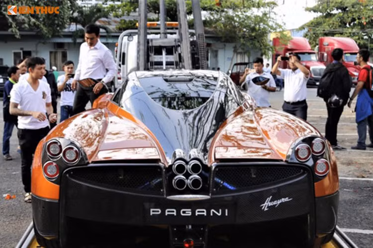 Sự thay đổi về diện mạo của Pagani Huayra độ Paccheto Tempesta bao gồm cản trước và cản sau có thiết kế mới, sở hữu kích thước to hơn nguyên bản và góc cạnh hơn. Cản sau còn được Pagani thiết kế thêm một bộ khuếch tản gió lớn và được chia thành 4 khoang thay vì 2 khoang ở mẫu xe nguyên bản.