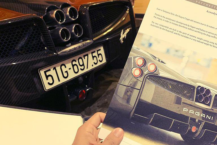 Vừa qua, đại gia siêu xe Minh Nhựa đã chia sẻ lên trang cá nhân facebook hình ảnh anh đứng cạnh kĩ sư đến từ hãng xe Pagani. Trong đó kèm dòng trạng thái đề cập đến việc nâng cấp cho siêu xe Pagani Huayra được cho là độc nhất Việt Nam tính đến thời điểm này.