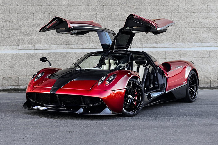 Động cơ của Huayra không nhận được sự nâng cấp nào. Vẫn là loại dung tích 6,0 lít V12 tăng áp kép do Mercedes-AMG chế tạo, cho ra công suất lên tới 730 mã lực và mô-men xoắn cực đại đạt 1.000 Nm. Với sức mạnh như vậy, "thần gió" Pagani Huayra chỉ cần 2,8 giây để cán mốc 100 km/h và tốc độ tối đa là 370 km/h.