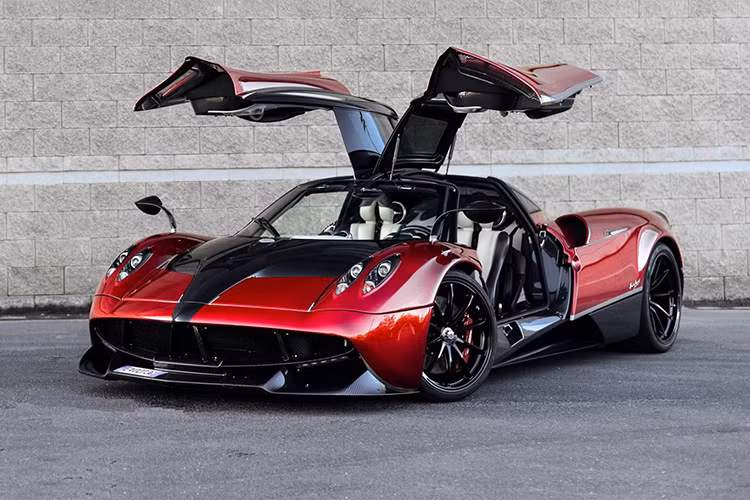 Động cơ của Huayra không nhận được sự nâng cấp nào. Vẫn là loại dung tích 6,0 lít V12 tăng áp kép do Mercedes-AMG chế tạo, cho ra công suất lên tới 730 mã lực và mô-men xoắn cực đại đạt 1.000 Nm. Với sức mạnh như vậy, "thần gió" Pagani Huayra chỉ cần 2,8 giây để cán mốc 100 km/h và tốc độ tối đa là 370 km/h.