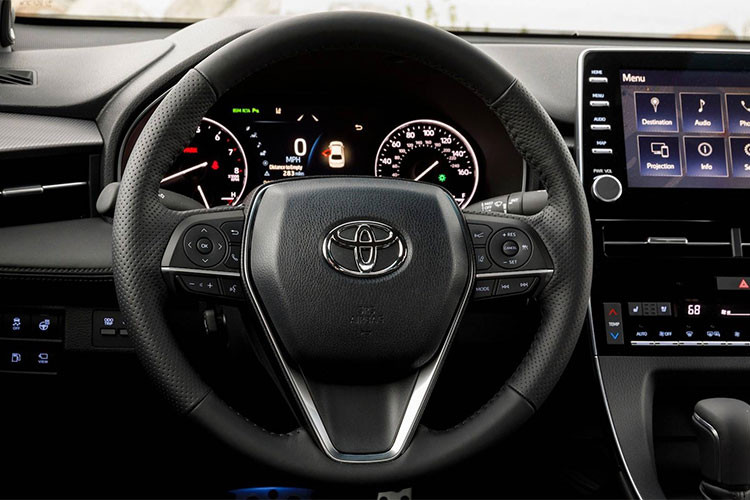 Avalon 2019 thế hệ mới cũng được tích hợp Apple CarPlay, kết hợp với hệ thống Infotainment Entune 3.0 trong màn hình cảm ứng trung tâm kích thước 9,0 inch. Xe sở hữu kết nối Wi-Fi và có thể kết nối với đồng hồ-điện thoại thông minh. Phần mềm Amazon Alexa cho phép khóa và mở khóa xe từ xa hay kiểm tra mức nhiên liệu.