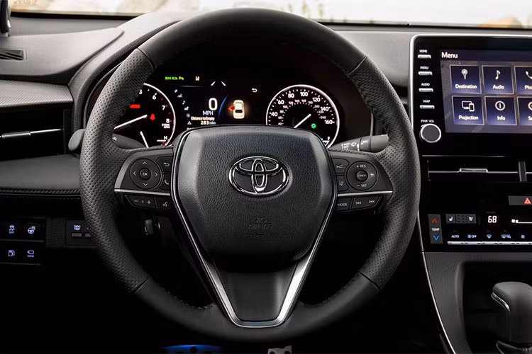 Avalon 2019 thế hệ mới cũng được tích hợp Apple CarPlay, kết hợp với hệ thống Infotainment Entune 3.0 trong màn hình cảm ứng trung tâm kích thước 9,0 inch. Xe sở hữu kết nối Wi-Fi và có thể kết nối với đồng hồ-điện thoại thông minh. Phần mềm Amazon Alexa cho phép khóa và mở khóa xe từ xa hay kiểm tra mức nhiên liệu.