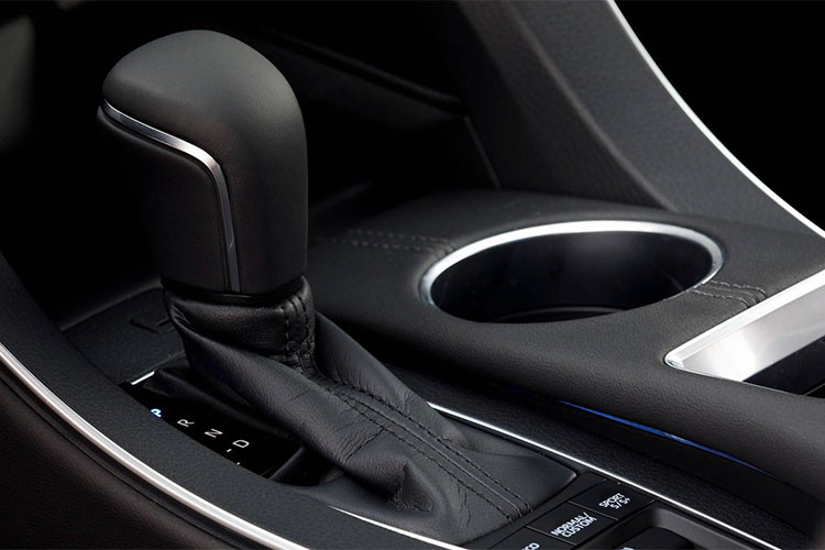 Cung cấp sức mạnh cho Avalon 2019 là 2 phiên bản động cơ nạp khí tự nhiên: 3.5l V6 kèm hộp số tự động 8 cấp hoặc 2.5l 4 xi-lanh hybrid, kết hợp với mô-tơ điện 650V và hộp số tự động vô cấp. Hiện Toyota chưa công bố hiệu năng của các phiên bản hệ động lực này, nhưng có vẻ như chúng được chia sẻ với chiếc Camry thế hệ mới.