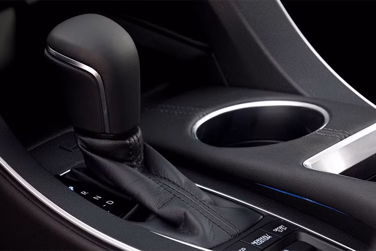 Cung cấp sức mạnh cho Avalon 2019 là 2 phiên bản động cơ nạp khí tự nhiên: 3.5l V6 kèm hộp số tự động 8 cấp hoặc 2.5l 4 xi-lanh hybrid, kết hợp với mô-tơ điện 650V và hộp số tự động vô cấp. Hiện Toyota chưa công bố hiệu năng của các phiên bản hệ động lực này, nhưng có vẻ như chúng được chia sẻ với chiếc Camry thế hệ mới.