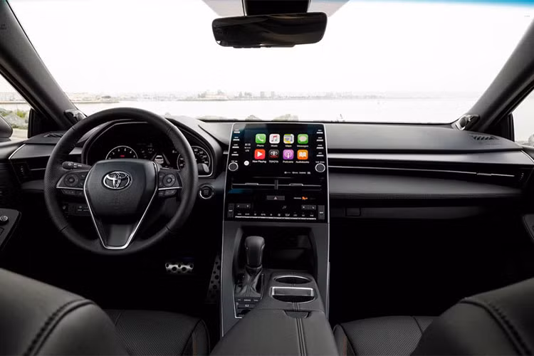 Nội thất bên trong của Avalon 2019 rộng hơn so với thế hệ hiện tại. Các chi tiết đều sử dụng gỗ và nhôm của dòng xe sang trong khi ghế ngồi và nhiều chi tiết lót trần, ốp cửa được làm từ da tổng hợp, da lộn và da bò... Màn hình hiển thị màu head-up là trang bị tiêu chuẩn đi kèm với bộ sạc thiết bị không dây và 5 cổng kết nối USB...