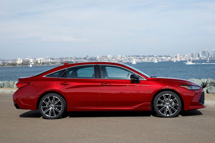 Ở thế hệ mới, Toyota Avalon được phát triển dựa trên cấu trúc khung gầm TNGA mới, vì vậy xe dài hơn, rộng hơn và thấp hơn thế hệ trước với các thông số lần lượt 4.978 x 1.849 x 1.435 mm, chiều dài cơ sở 2.870mm.