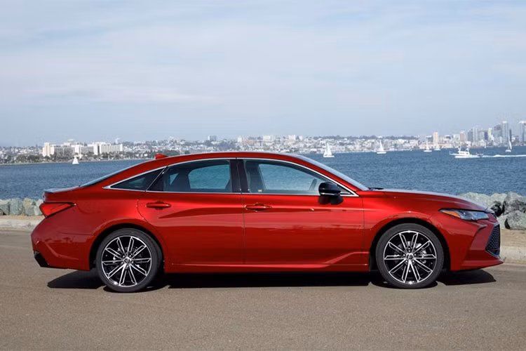 Ở thế hệ mới, Toyota Avalon được phát triển dựa trên cấu trúc khung gầm TNGA mới, vì vậy xe dài hơn, rộng hơn và thấp hơn thế hệ trước với các thông số lần lượt 4.978 x 1.849 x 1.435 mm, chiều dài cơ sở 2.870mm.