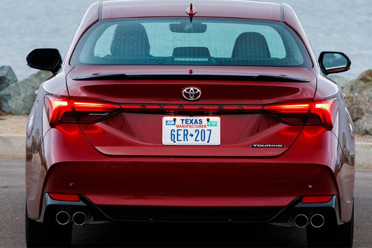 Phần đuôi ấn tượng với cụm đèn hậu nối liền nhau tạo sự khác biệt. Đặc biệt, ở phiên bản XSE và Touring, Avalon phiên bản 2019 còn được trang bị lưới tản nhiệt đen bóng, la-zăng và chụp gương có thiết kế khác biệt, cánh lướt gió phủ lớp sơn màu đen.