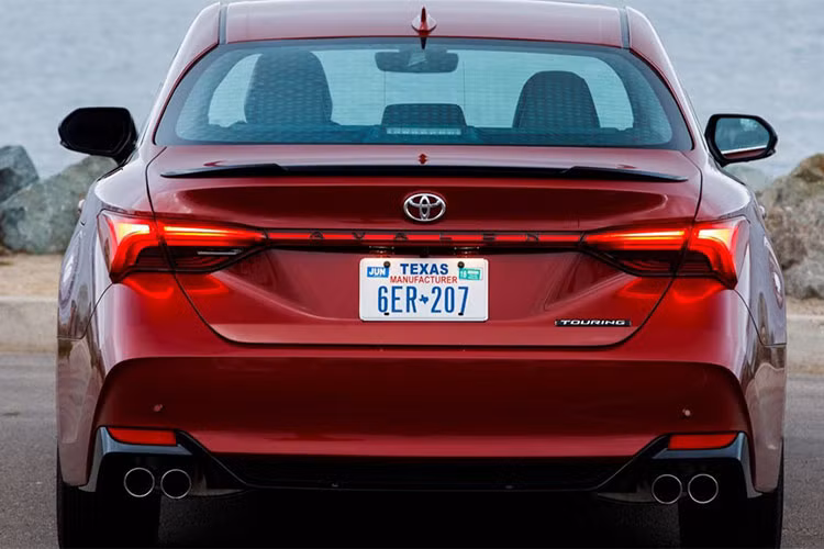 Phần đuôi ấn tượng với cụm đèn hậu nối liền nhau tạo sự khác biệt. Đặc biệt, ở phiên bản XSE và Touring, Avalon phiên bản 2019 còn được trang bị lưới tản nhiệt đen bóng, la-zăng và chụp gương có thiết kế khác biệt, cánh lướt gió phủ lớp sơn màu đen.