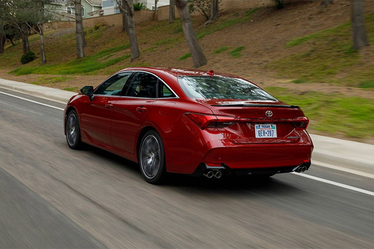 Toyota Avalon 2019 có giá khởi điểm từ 35.500 USD cho phiên bản XLE V6. Ở biến thể XLE, bản hybrid có giá từ 36.500 USD, còn các phiên bản XSE giá 38.000 USD (xăng), 39.000 USD (HV). Tuỳ chọn Limited sẽ đẩy giá xe lên mức 41.800 USD (xăng) và 42.800 USD (HV), trong khi bản đầu bảng Touring xăng V6 giá 42.200 USD.