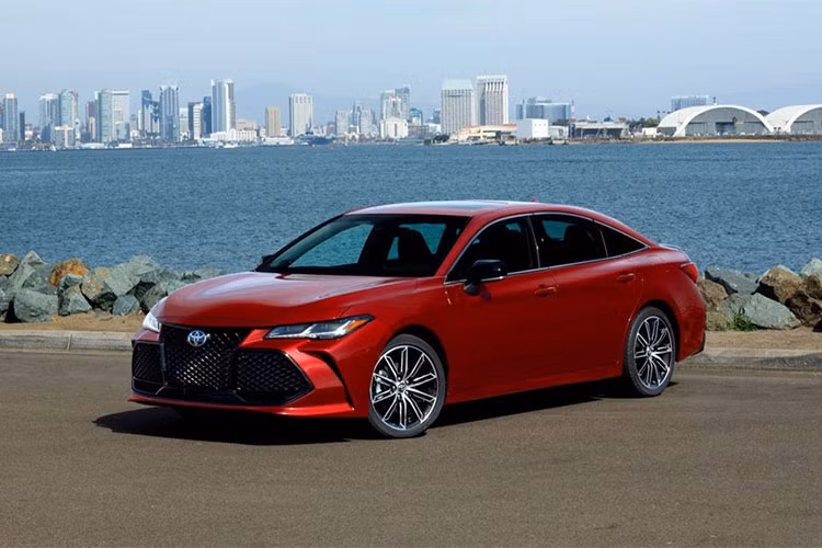 Xuất hiện lần đầu tại triển lãm Detroit hồi tháng 1 vừa qua, mẫu xe sedan Toyota Avalon 2019 sở hữu thiết kế hoàn toàn mới đi kèm với hàng loạt tính năng hiện đại. Chính vì vậy, nhiều người tiêu dùng còn "ví von" gọi Avalon 2019 là một chiếc Lexus gắn logo Toyota.