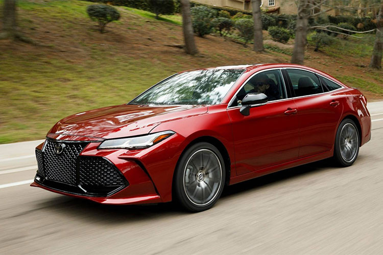 Avalon là đối thủ của những Buick Lacrosse, Ford Taurus, Chevrolet Impala, Hyundai Azera và Kia Cadenza. Tại Việt Nam, Avalon khá quen thuộc dù không được nhập khẩu chính hãng. Trước đây, nhiều đại lý tư nhân nhập khẩu và phân phối dòng xe này, nhưng những quy định từ nghị định 116 hiện tại sẽ khiến Avalon thế hệ mới khó có cửa về nước.