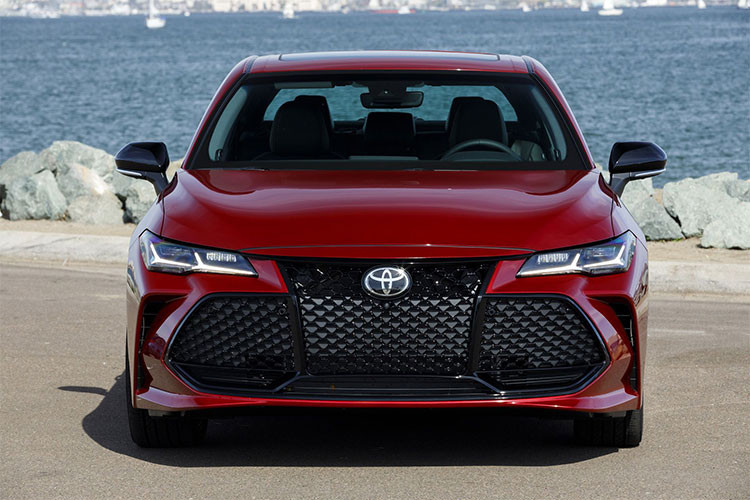 Toyota Avalon 2019 sở hữu thiết kế sang trọng, tinh tế và khỏe khoắn hơn so với thế hệ tiền nhiệm. Phần đầu xe với lưới tản nhiệt sắc cạnh với những vết cắt cỡ lớn kết hợp với cụm đèn pha vuốt mảnh, tạo liên tưởng về những mẫu xe Lexus cao cấp, cụm đèn pha với dải LED chiếu sáng ban ngày vuốt ngược lên trên.