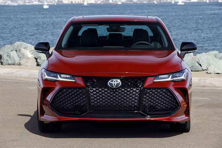 Toyota Avalon 2019 sở hữu thiết kế sang trọng, tinh tế và khỏe khoắn hơn so với thế hệ tiền nhiệm. Phần đầu xe với lưới tản nhiệt sắc cạnh với những vết cắt cỡ lớn kết hợp với cụm đèn pha vuốt mảnh, tạo liên tưởng về những mẫu xe Lexus cao cấp, cụm đèn pha với dải LED chiếu sáng ban ngày vuốt ngược lên trên.