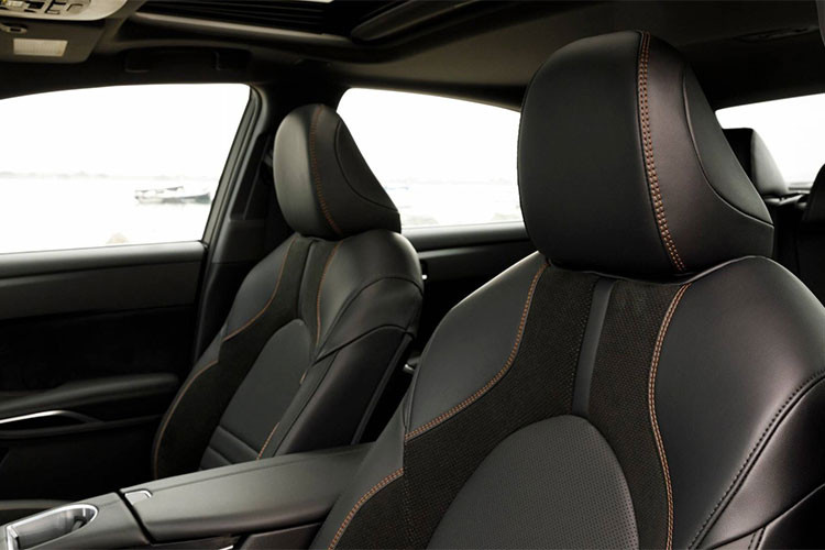 Không chỉ được đầu tư mạnh về bị tiện nghi, Avalon cũng sở hữu nhiều hệ thống hỗ trợ tiên tiến như chuẩn bị trước va chạm, tự phát hiện người đi bộ, giữ ga tự động ở mọi dải tốc độ nhờ sóng radar, cảnh báo chuyển làn, hỗ trợ đánh lái tránh vật cản tự động, đèn pha tự động, cảnh báo điểm mù, hỗ trợ lùi xe, tự phanh khi có xe băng qua phía sau...