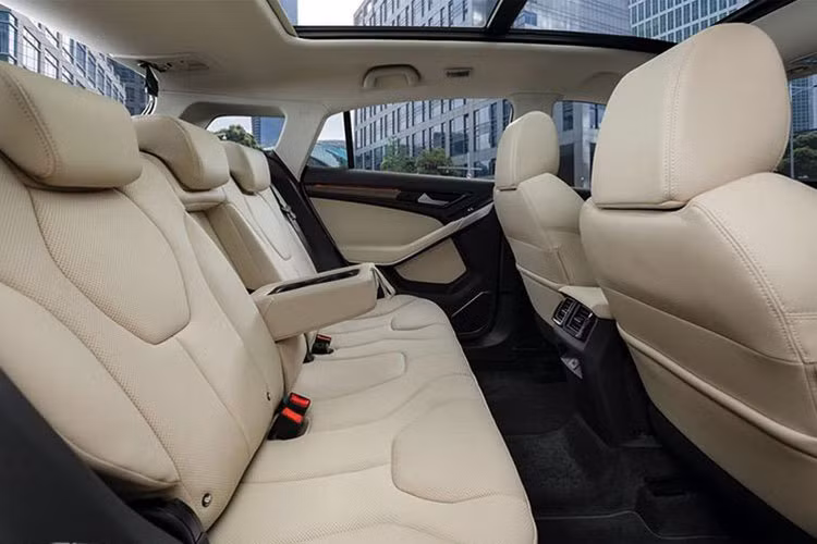 Mẫu xe SUV Ford Territory có cấu hình 5 chỗ ngồi với toàn bộ ghế ngồi bọc da cao cấp. Không gian nội thất xe tương đối hiện đại với màn hình giải trí cảm ứng 10 inch kết nối Apple CarPlay/Android Auto, hệ thống âm thanh với 8 loa, sạc không dây, cổng kết nối USB, điều hoà tự động, phanh tay điện tử, gương chiếu hậu chống chói, cửa sổ trời toàn cảnh,...