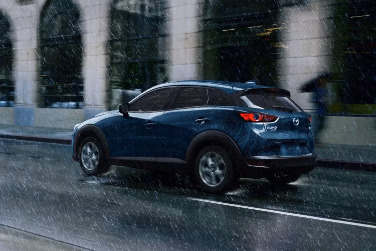 Ngoài ra, nội thất xe nổi bật với phanh tay điện tử với tính năng giữ phanh tự động, màn hình hiển thị trên kính lái HUD, màn hình cảm ứng 7 inch hỗ trợ Apple CarPlay/Android Auto, gương chiếu hậu trong chống chói tự động, camera lùi, gạt mưa tự động,...