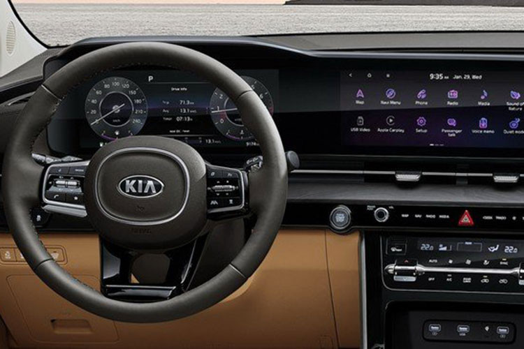 Khoang cabin xe tập trung mang đến sự thoải mái cho người dùng với không gian ngồi rộng rãi và nhiều tiện nghi. Ở khu vực điều khiển trung tâm, núm xoay mới sẽ thay thế cho cần số trên bản hiện hành.