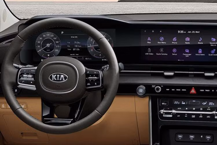 Khoang cabin xe tập trung mang đến sự thoải mái cho người dùng với không gian ngồi rộng rãi và nhiều tiện nghi. Ở khu vực điều khiển trung tâm, núm xoay mới sẽ thay thế cho cần số trên bản hiện hành.