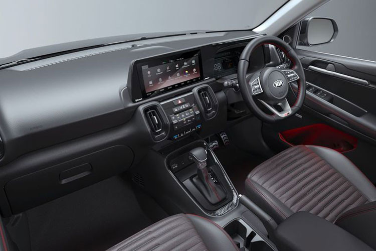 Trước đó, Kia Sonet đã chính thức trình làng tại Ấn Độ vào tháng 09/2020 và nhanh chóng đạt được thành tích "khủng" khi nhận hơn 6.000 đơn đặt cọc chỉ trong một ngày. Đến tháng 12/2020, mẫu xe mới này tiếp tục đặt chân đến khu vực Đông Nam Á và mở đầu là thị trường Indonesia với cấu hình 7 chỗ.