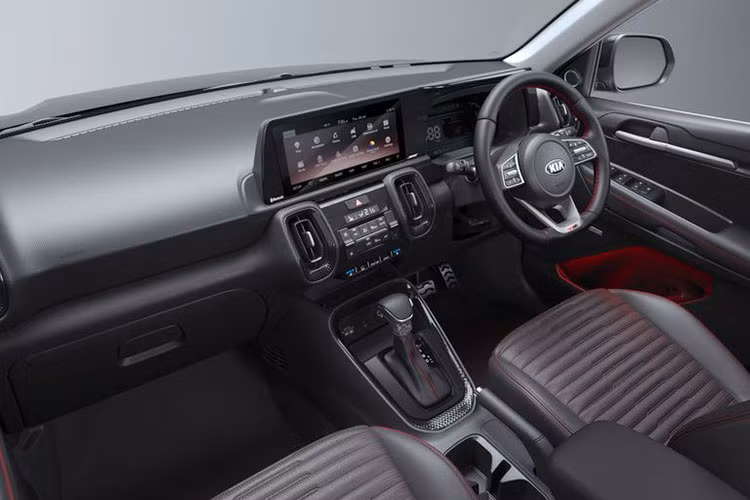 Trước đó, Kia Sonet đã chính thức trình làng tại Ấn Độ vào tháng 09/2020 và nhanh chóng đạt được thành tích "khủng" khi nhận hơn 6.000 đơn đặt cọc chỉ trong một ngày. Đến tháng 12/2020, mẫu xe mới này tiếp tục đặt chân đến khu vực Đông Nam Á và mở đầu là thị trường Indonesia với cấu hình 7 chỗ.