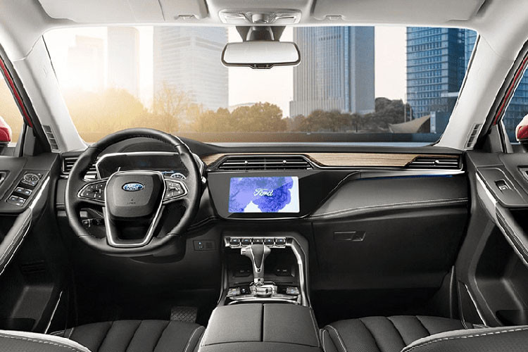 Ford Territory là sản phẩm được kết hợp giữa Ford và liên doanh Jiangling Motors (JMC) của Trung Quốc. Xe sở hữu diện mạo diện mạo khá cơ bắp, mạnh mẽ với nhiều đường dập nổi khắp thân xe.