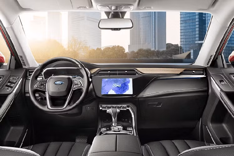 Ford Territory là sản phẩm được kết hợp giữa Ford và liên doanh Jiangling Motors (JMC) của Trung Quốc. Xe sở hữu diện mạo diện mạo khá cơ bắp, mạnh mẽ với nhiều đường dập nổi khắp thân xe.