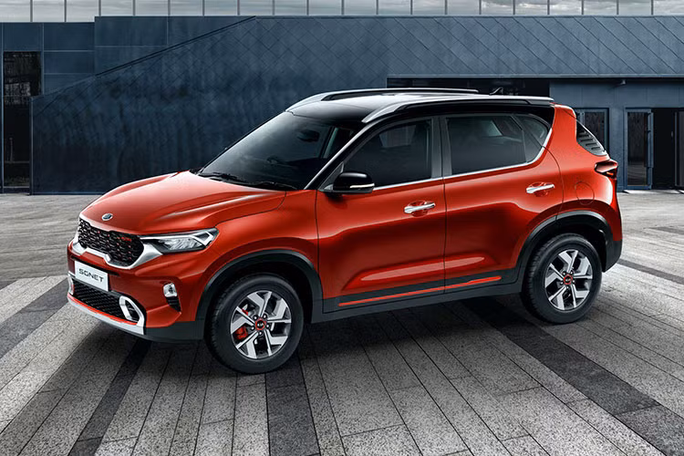 Sau thành công của Kia Seltos, Kia Sonet 2021 mới dự kiến sẽ là Crossover cỡ nhỏ đô thị tiếp theo được Thaco phân phối chính hãng tại Việt Nam trong thời gian tới. Mới đây, hình ảnh chiếc Sonet trên xe vận chuyển xuất hiện trên đường phố Việt cho thấy thời gian mẫu xe mới này ra mắt không còn xa. 
