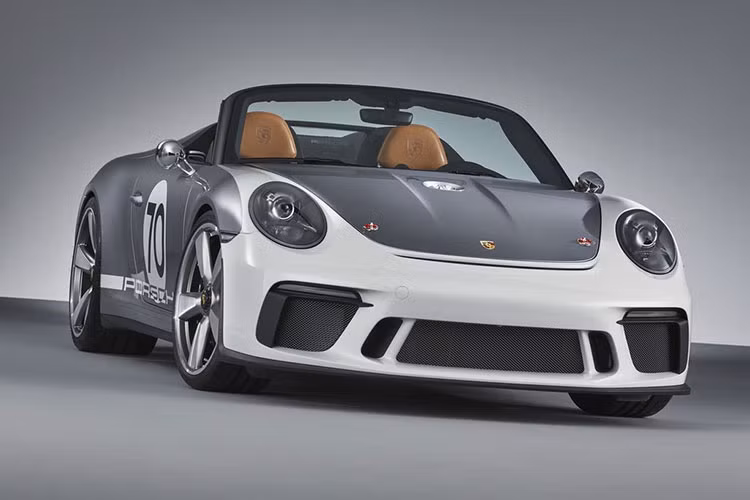  Siêu xe Porsche 911 Speedster là sự kết hợp từ thiết kế của mẫu xe Porsche 356 Roadster “Số 1” đầu tiên, được cấp giấy phép vận hành vào ngày 8 tháng 6 năm 1948, và những mẫu xe Porsche hiện tại. Với khái niệm về tính “thuần chủng” và sự thực thi chuẩn xác vốn có, mẫu xe ý tưởng 911 Speedster chuyển tải trọn vẹn những tinh hoa của nhà sản xuất xe hơi thể thao đến từ Stuttgart.