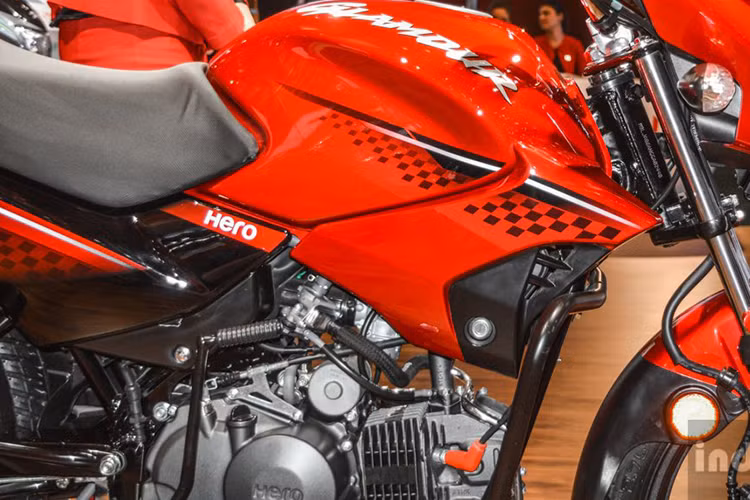  Xe không có những thay đổi căn bản về cơ khí so với phiên bản trước, nó vẫn được hãng xe Hero MotoCorp trang bị động cơ chế hòa khí, xi-lanh đơn dung tích 97.2 cc cho công suất đầu ra tối đa 8.24 mã lực tại 8.000 vòng/phút và mô-men xoắn cực đại 8.05 Nm tại 5.000 vòng/phút.