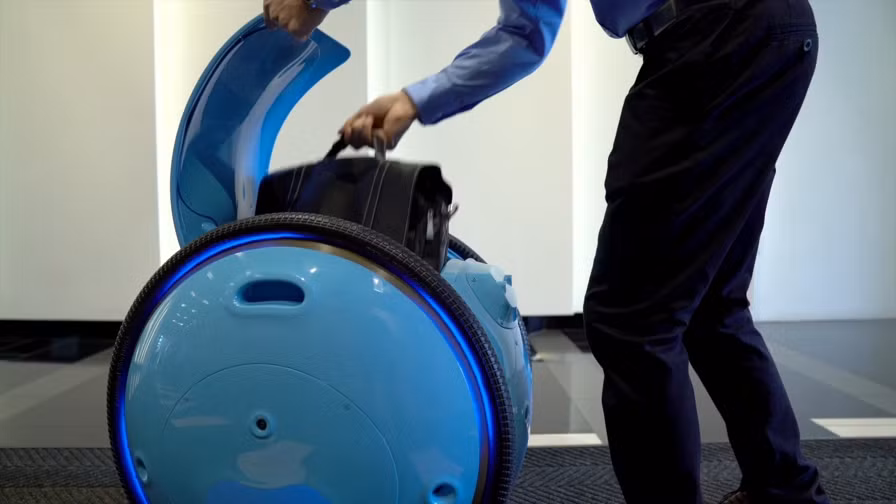 Piaggio đã trang bị ổ khóa yêu cầu quét vân tay và điền mật mã để mở hoặc khởi động Gita. Khi sử dụng, chủ nhân của Gita sẽ đeo một sợi đai kết nối với robot qua wifi, trên đó có tích hợp camera để giúp robot xác định được người sử dụng đi đâu, và chạy theo sau ngay cả mọi nơi.