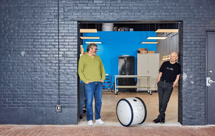 Rô bốt Gita có đường kính 56 cm với 2 dải cao su chạy dọc 2 cạnh bên, với dải đèn LED nằm trên phần thân bằng sợi carbon và các camera liên tục theo dõi vị trí của chủ nhân để chạy theo.