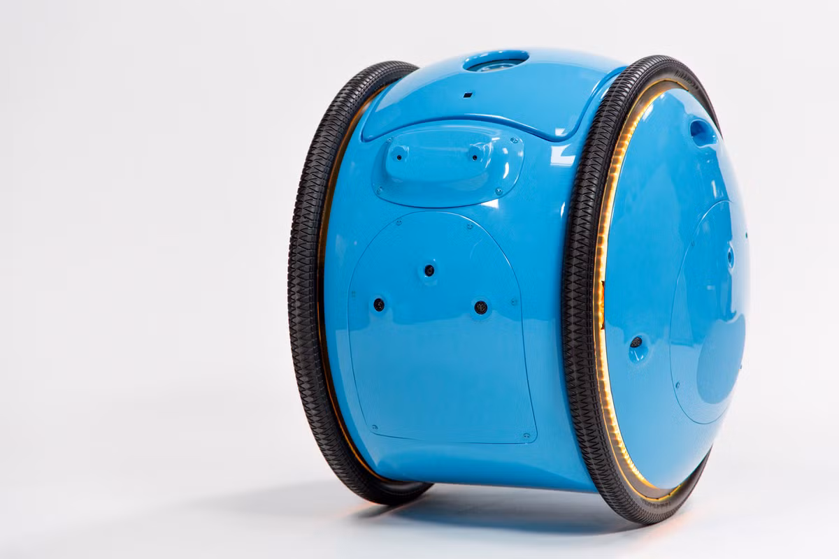 Nguyên mẫu hiện tại của sợi dây đeo khá cồng kềnh với bộ làm mát in 3D lộ thiên, hãng cho biết sẽ làm gọn gàng và đẹp mắt hơn trong những phiên bản mới của chú rô bốt "siêu tiện lợi" này trong thời gian sắp tới.