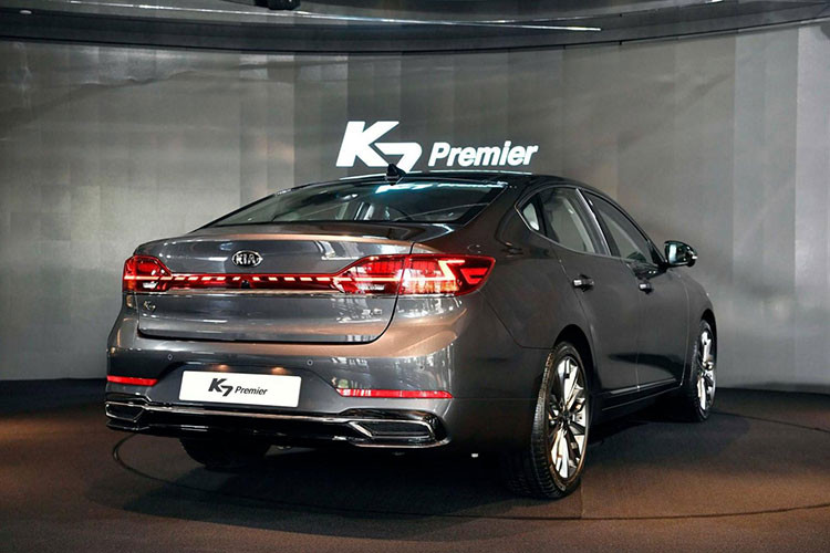 Bước sang thế hệ mới, Kia K7 2019 sở hữu chiều dài tăng 25 mm lên 4.995 mm. Bên cạnh đó, mẫu sedan cỡ lớn này còn có thiết kế ngoại thất "sang trọng và táo bạo", theo miêu tả của hãng Kia. Nó cũng được xem là một đối thủ vô cùng đáng gờm châu Âu như BMW 5-Series, Mercedes-Benz E-Class hay Audi A6...