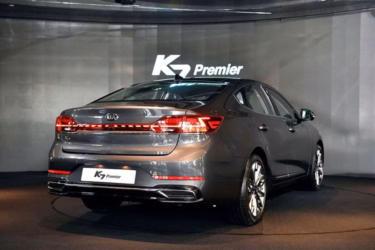 Bước sang thế hệ mới, Kia K7 2019 sở hữu chiều dài tăng 25 mm lên 4.995 mm. Bên cạnh đó, mẫu sedan cỡ lớn này còn có thiết kế ngoại thất "sang trọng và táo bạo", theo miêu tả của hãng Kia. Nó cũng được xem là một đối thủ vô cùng đáng gờm châu Âu như BMW 5-Series, Mercedes-Benz E-Class hay Audi A6...