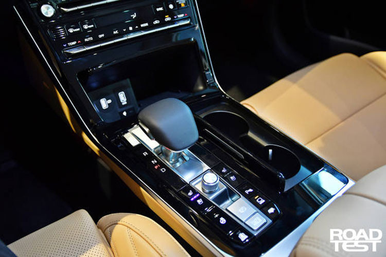 Tại thị trường quê nhà Hàn Quốc, Kia K7 2019 có tổng cộng 5 tùy chọn động cơ khác nhau, tất cả đều kết hợp với hộp số tự động 8 cấp. Đầu tiên là động cơ xăng Smartstream GDi 4 xi-lanh, dung tích 2,5 lít mới, tạo ra công suất tối đa 198 mã lực và mô-men xoắn cực đại 248 Nm.