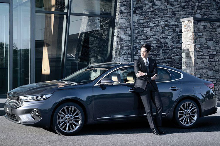 Cuối cùng là động cơ diesel 4 xi-lanh, dung tích 2,2 lít, sản sinh công suất tối đa 202 mã lực và mô-men xoắn cực đại 441 Nm. Theo hãng Kia, màu sơn phổ biến nhất mà khách hàng chọn khi mua K7 2019 là đen, trắng, xám, xanh dương và bạc. Trong khi đó, màu nội thất được nhiều khách hàng chọn mua nhất là đen, nâu và xám.