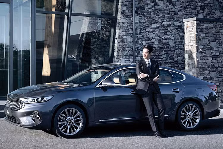 Cuối cùng là động cơ diesel 4 xi-lanh, dung tích 2,2 lít, sản sinh công suất tối đa 202 mã lực và mô-men xoắn cực đại 441 Nm. Theo hãng Kia, màu sơn phổ biến nhất mà khách hàng chọn khi mua K7 2019 là đen, trắng, xám, xanh dương và bạc. Trong khi đó, màu nội thất được nhiều khách hàng chọn mua nhất là đen, nâu và xám.